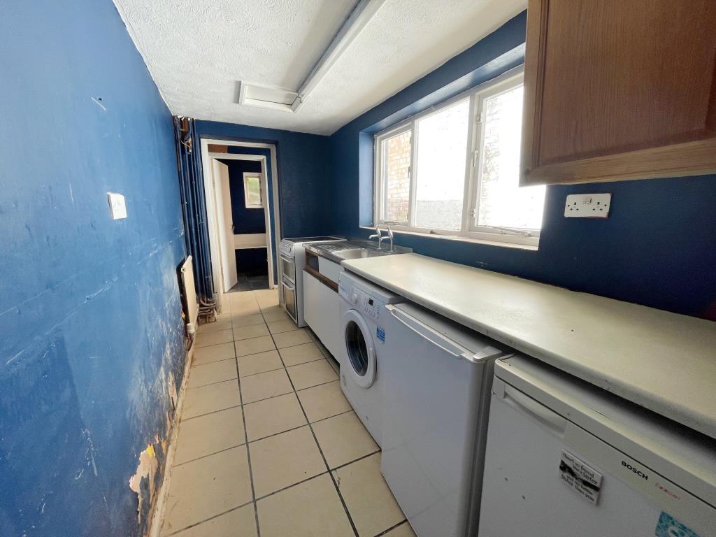 Lot: 144 - TERRACE HOUSE FOR IMPROVEMENT - Galley style kitchen with side window